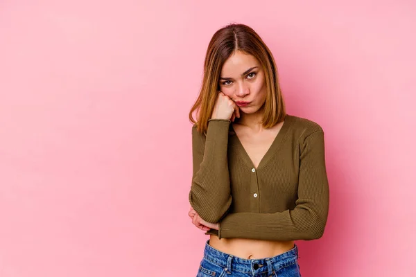 Mujer Caucásica Joven Aislada Sobre Fondo Rosa Que Siente Triste — Foto de Stock