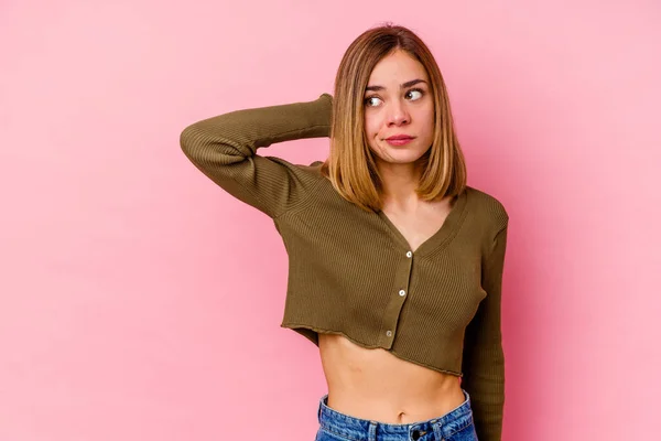 Giovane Donna Caucasica Isolata Sfondo Rosa Che Tocca Nuca Pensando — Foto Stock