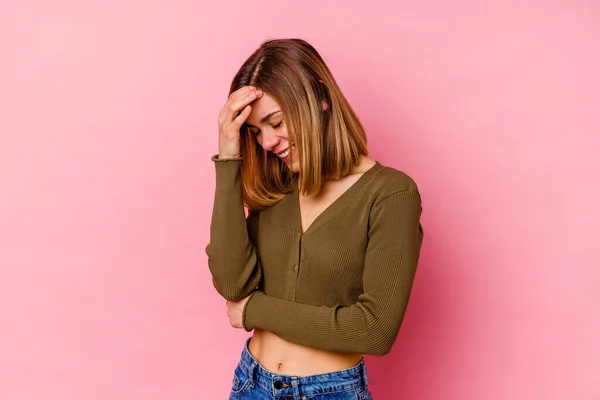 Joven Mujer Caucásica Aislada Sobre Fondo Rosa Parpadea Ante Cámara — Foto de Stock