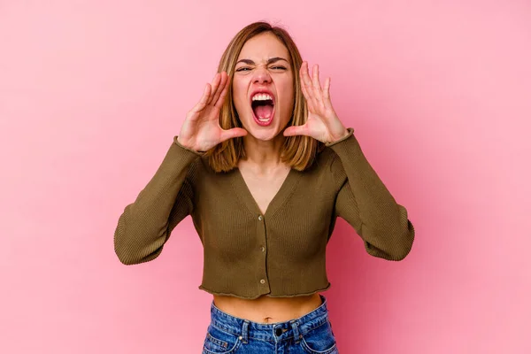 Νεαρή Καυκάσια Γυναίκα Απομονωμένη Ροζ Φόντο Φωνάζοντας Ενθουσιασμένη Μπροστά — Φωτογραφία Αρχείου
