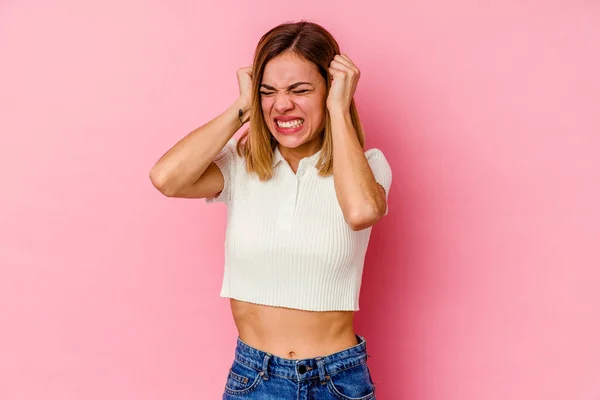 Mulher Branca Jovem Isolado Fundo Rosa Cobrindo Orelhas Com Mãos — Fotografia de Stock