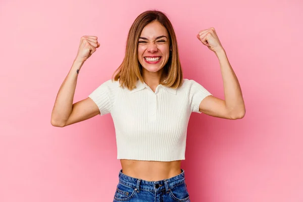 Mujer Caucásica Joven Aislada Sobre Fondo Rosa Animando Despreocupado Emocionado — Foto de Stock