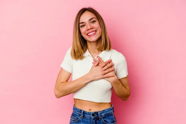 Νεαρή Καυκάσια Γυναίκα Απομονωμένη Ροζ Φόντο Γελώντας Κρατώντας Χέρια Στην — Φωτογραφία Αρχείου