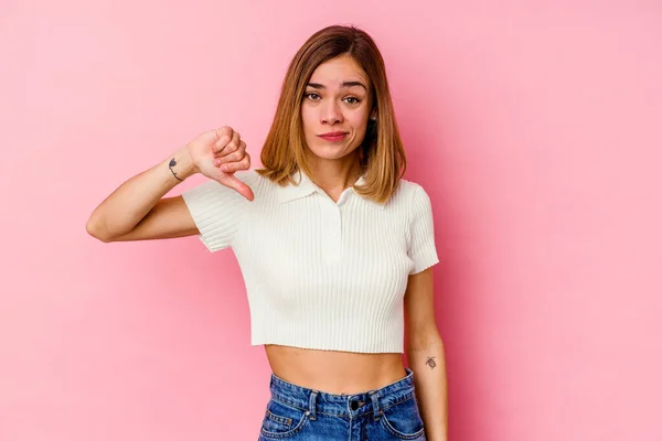 Pembe Arka Planda Izole Edilmiş Genç Beyaz Kadın Baş Parmağını — Stok fotoğraf