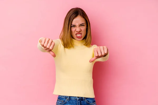 Mujer Joven Caucásica Aislada Sobre Fondo Rosa Mostrando Pulgar Hacia —  Fotos de Stock