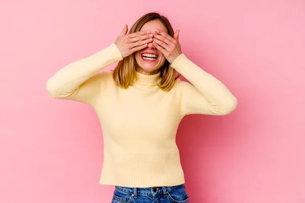 Jonge Blanke Vrouw Geïsoleerd Roze Achtergrond Bedekt Ogen Met Handen — Stockfoto