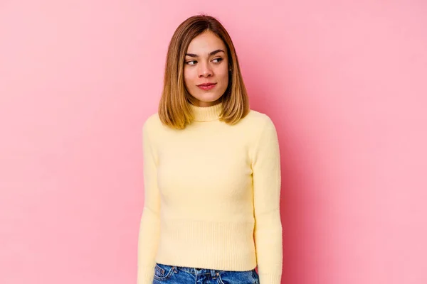 Jonge Blanke Vrouw Geïsoleerd Roze Achtergrond Kijkt Opzij Glimlachend Vrolijk — Stockfoto