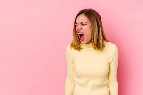Νεαρή Καυκάσια Γυναίκα Απομονωμένη Ροζ Φόντο Φωνάζοντας Πολύ Θυμωμένη Οργισμένη — Φωτογραφία Αρχείου