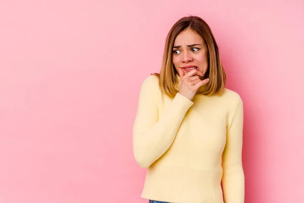 Junge Kaukasische Frau Isoliert Auf Rosa Hintergrund Berührt Hinterkopf Denken — Stockfoto