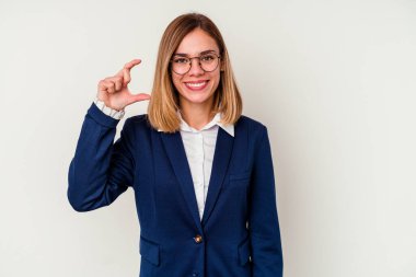 Beyaz arka planda izole edilmiş beyaz iş kadını. Elinde parmakları olan, gülümseyen ve kendinden emin bir şey var..
