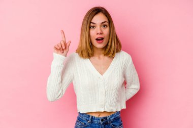 Pembe arka planda soyutlanmış beyaz bir kadının bir fikri var, ilham verici bir kavram..