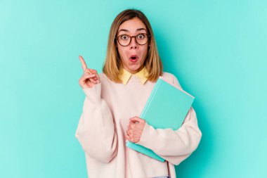 Elinde mavi arka planda kitap tutan genç bir kız öğrencinin harika bir fikri var, yaratıcılık kavramı..