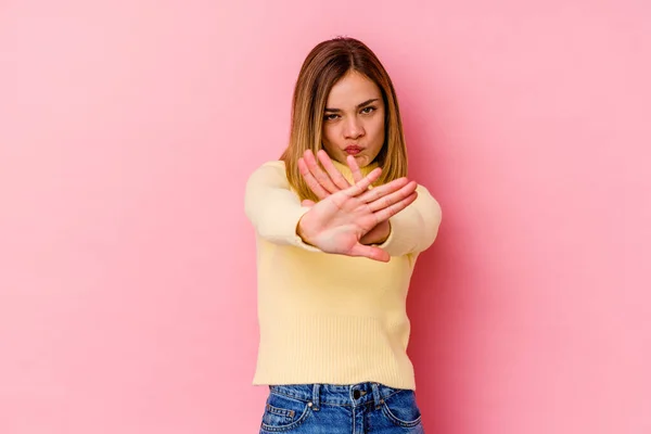 Giovane Donna Caucasica Isolato Sfondo Rosa Piedi Con Mano Tesa — Foto Stock