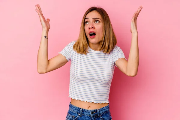 Joven Mujer Caucásica Aislada Sobre Fondo Rosa Gritando Cielo Mirando —  Fotos de Stock