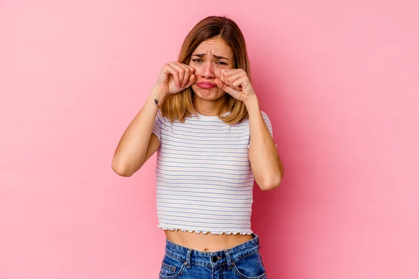 若いです白人女性はピンクの背景に孤立して泣き叫びます — ストック写真