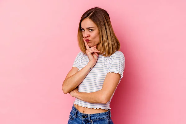 Joven Mujer Caucásica Aislada Sobre Fondo Rosa Infeliz Mirando Cámara — Foto de Stock