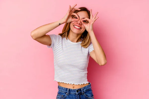 Mujer Joven Caucásica Aislada Sobre Fondo Rosa Mostrando Signo Aceptable — Foto de Stock