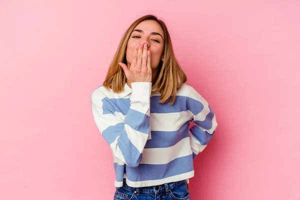 Mujer Joven Caucásica Aislada Sobre Fondo Rosa Conmocionada Cubriendo Boca — Foto de Stock