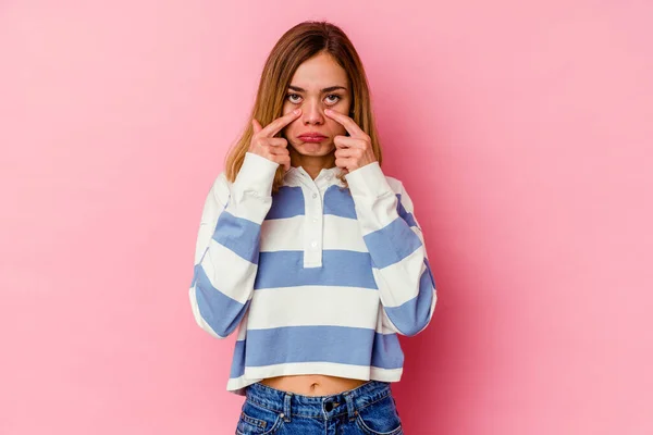 Joven Mujer Caucásica Aislada Sobre Fondo Rosa Llorando Infeliz Con — Foto de Stock