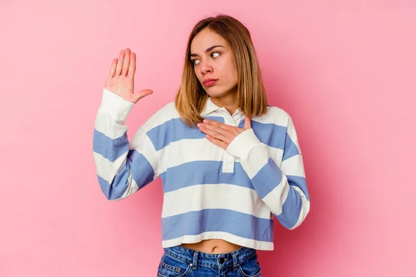 Jeune Femme Caucasienne Isolée Sur Fond Rose Prêtant Serment Mettant — Photo