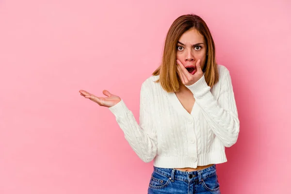 Jonge Blanke Vrouw Geïsoleerd Roze Achtergrond Houdt Kopieerruimte Een Handpalm — Stockfoto