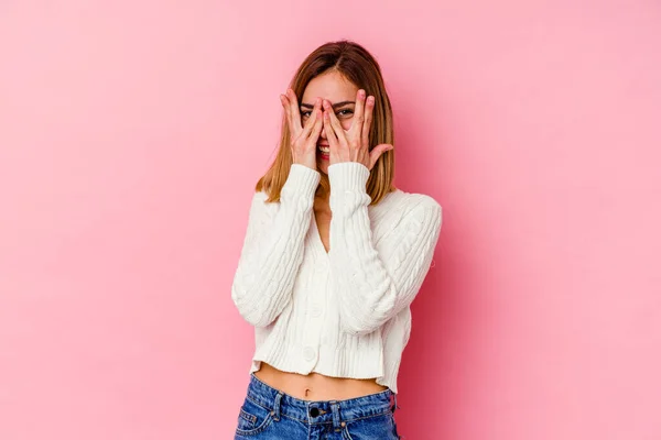 Jovem Mulher Caucasiana Isolado Fundo Rosa Piscar Para Câmera Através — Fotografia de Stock