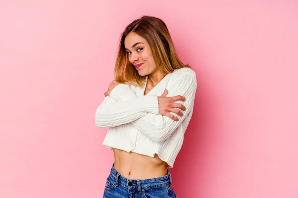 Jeune Femme Caucasienne Isolée Sur Fond Rose Câlins Souriant Insouciant — Photo