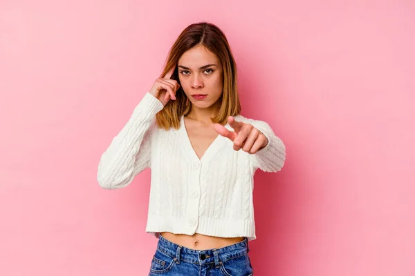 Joven Mujer Caucásica Aislada Sobre Fondo Rosa Apuntando Templo Con —  Fotos de Stock