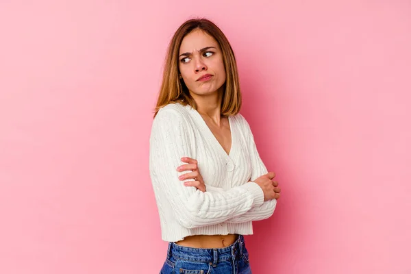 Jeune Femme Caucasienne Isolée Sur Fond Rose Rêvant Atteindre Des — Photo