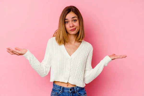 Jeune Femme Caucasienne Isolée Sur Fond Rose Doutant Haussant Les — Photo