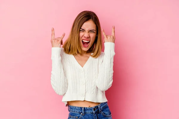 Jonge Blanke Vrouw Geïsoleerd Roze Achtergrond Met Een Horens Gebaar — Stockfoto