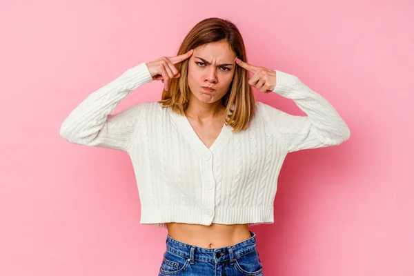 Jeune Femme Caucasienne Isolée Sur Fond Rose Axée Sur Une — Photo