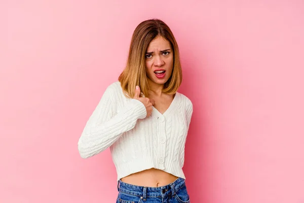 Jovem Caucasiana Isolada Sobre Fundo Rosa Surpreendida Apontando Com Dedo — Fotografia de Stock