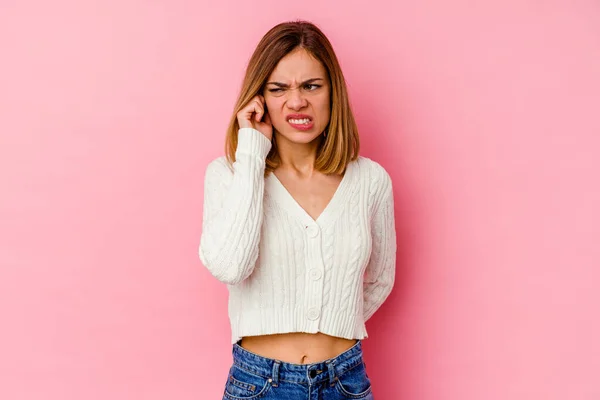 Giovane Donna Caucasica Isolata Sfondo Rosa Che Copre Orecchie Con — Foto Stock