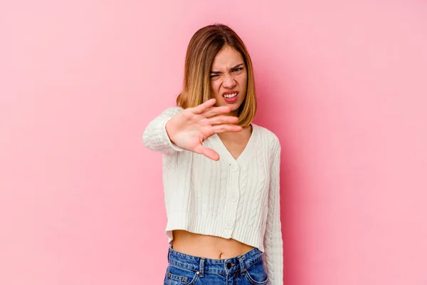 Giovane Donna Caucasica Isolata Sfondo Rosa Che Rifiuta Qualcuno Mostrando — Foto Stock