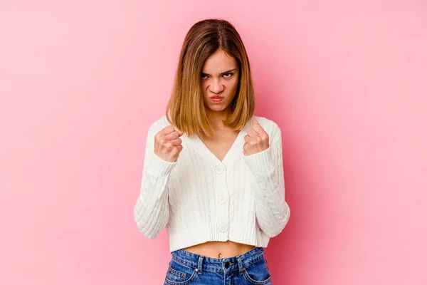 Jeune Femme Caucasienne Isolée Sur Fond Rose Montrant Poing Caméra — Photo