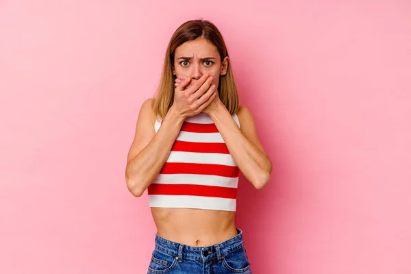 Mujer Joven Caucásica Aislada Sobre Fondo Rosa Cubriendo Boca Con — Foto de Stock