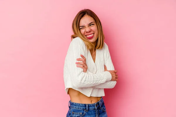 Junge Kaukasische Frau Isoliert Auf Rosa Hintergrund Lustig Und Freundlich — Stockfoto