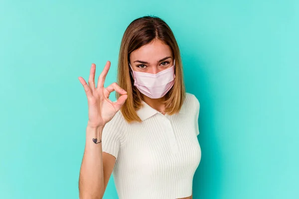 Giovane Donna Che Indossa Una Maschera Virus Isolato Sfondo Blu — Foto Stock