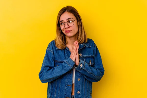 Mulher Magro Caucasiano Jovem Isolado Fundo Amarelo Orando Mostrando Devoção — Fotografia de Stock