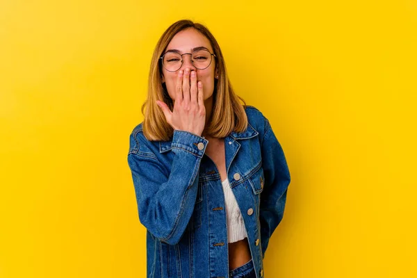 Jovem Caucasiano Magro Mulher Isolado Fundo Amarelo Chocado Cobrindo Boca — Fotografia de Stock