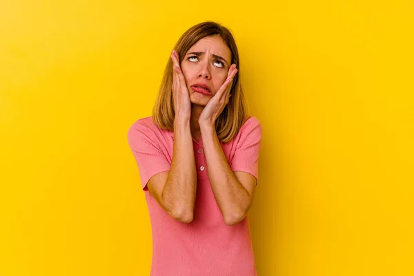 Jonge Kaukasische Mager Vrouw Geïsoleerd Gele Achtergrond Zeuren Huilen Troosteloos — Stockfoto