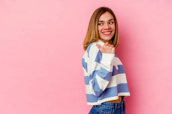 Jonge Blanke Vrouw Geïsoleerd Roze Achtergrond Punten Met Duim Vinger — Stockfoto