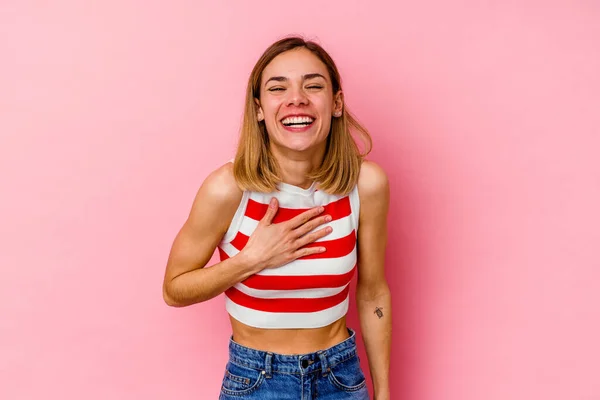 Jovem Mulher Caucasiana Isolado Fundo Rosa Voz Alta Mantendo Mão — Fotografia de Stock