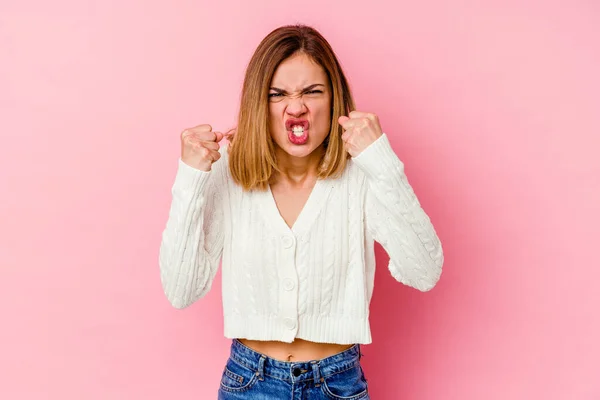 Giovane Donna Caucasica Isolata Sfondo Rosa Sconvolto Urlando Con Mani — Foto Stock