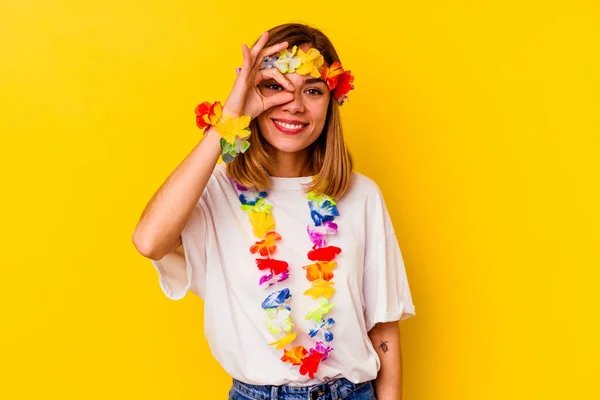 Young Caucasian Woman Celebrating Hawaiian Party Isolated Yellow Background Excited — ストック写真