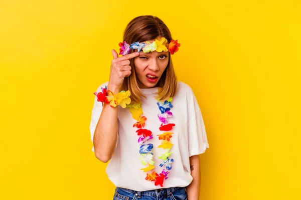 Young Caucasian Woman Celebrating Hawaiian Party Isolated Yellow Background Showing — ストック写真