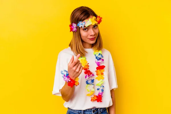 Young Caucasian Woman Celebrating Hawaiian Party Isolated Yellow Background Pointing — ストック写真