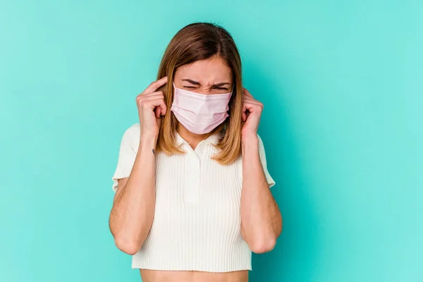 Giovane Donna Che Indossa Una Maschera Virus Isolato Sfondo Blu — Foto Stock