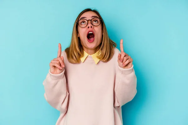 Young Student Caucasian Woman Isolated Blue Background Pointing Upside Opened — Stock Photo, Image